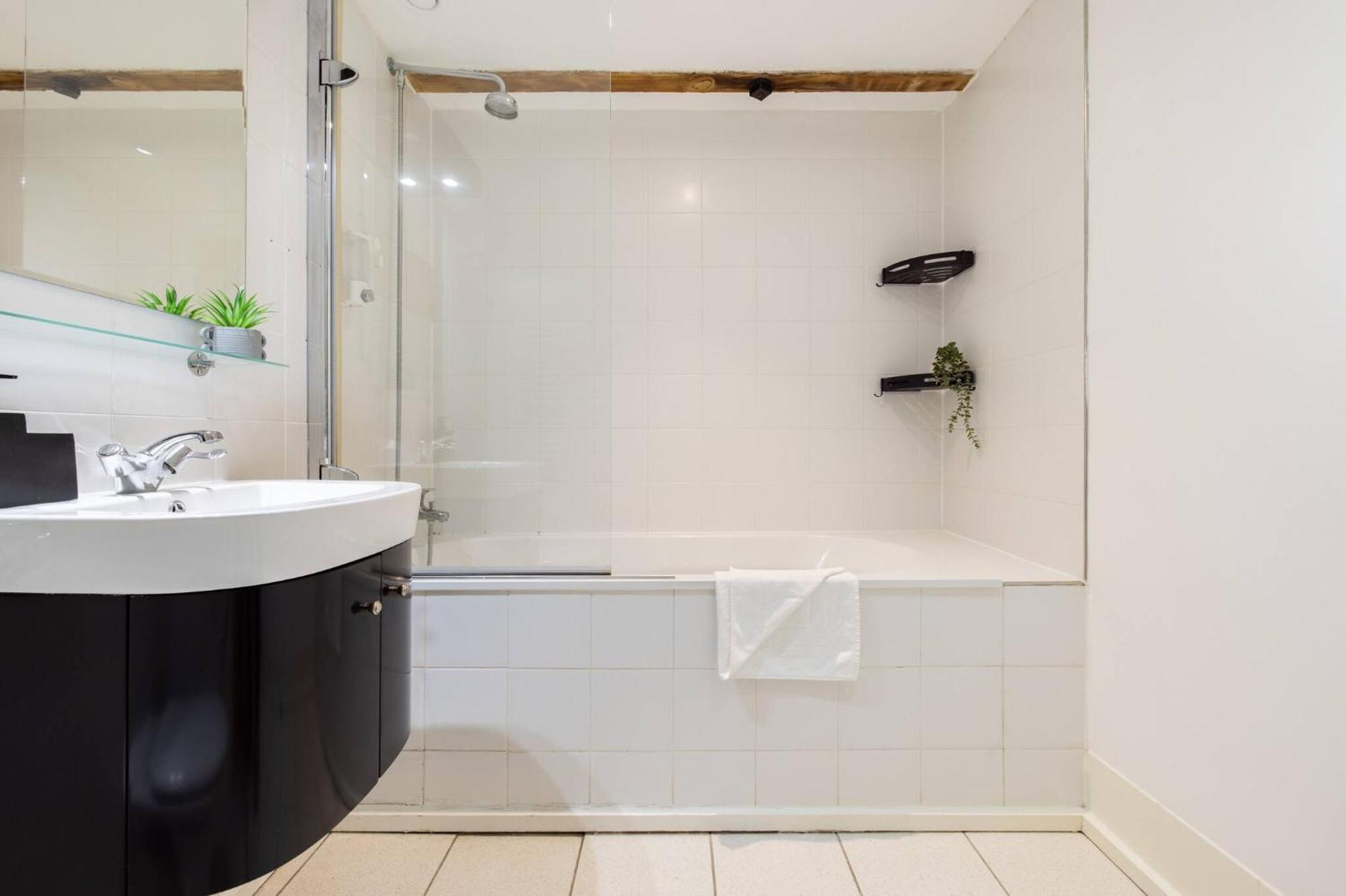 Wild Roses Serviced Apartments - Excel Warehouse 2 London Exteriör bild