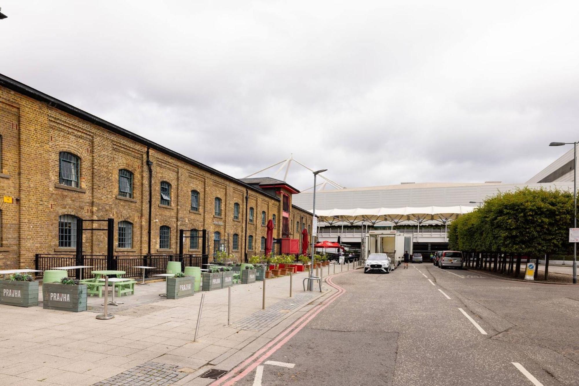 Wild Roses Serviced Apartments - Excel Warehouse 2 London Exteriör bild